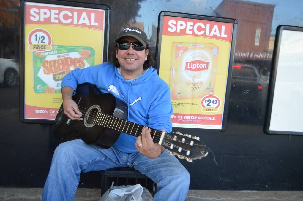 Performer Scott Wilson from Lithgow entertained locals whilst visiting Grenfell over the weekend.