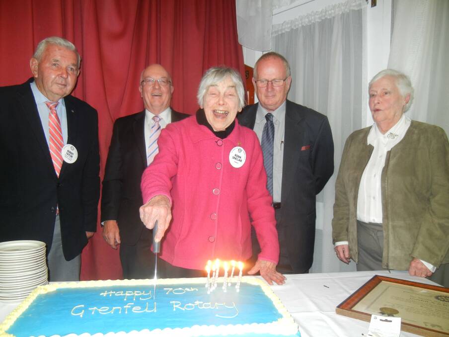 Cutting the 70th birthday cake Rotarians Robert Taylor, Peter Moffitt, Roma Sinclair (All descendants of Grenfell’s first Rotarians) with incoming president Rev Ross and Craven and outgoing President Margaret Bradshaw Jones. 
