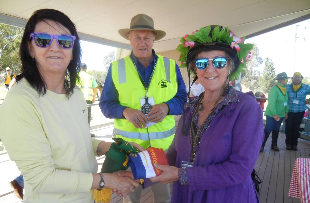 Lisa Shilling receiving her Best Dressed award from Michelle Rohan and Don Robinson at the Muster. 