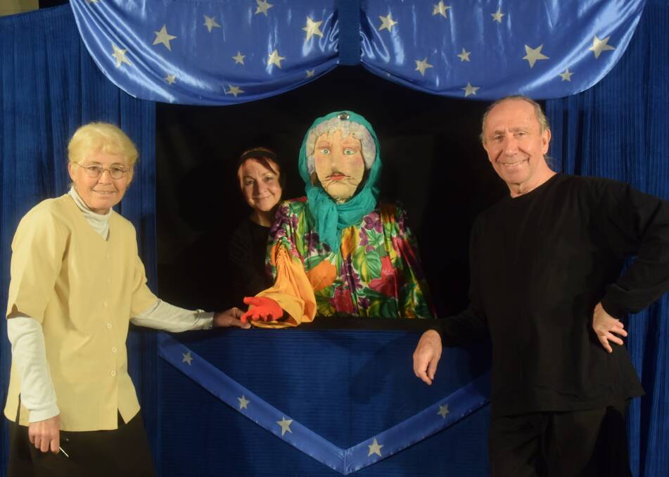 Grenfell Librarian Anne Gault with Sue Wallace and Steve Coupe from Sydney Puppet Theatre and Magica the puppet.