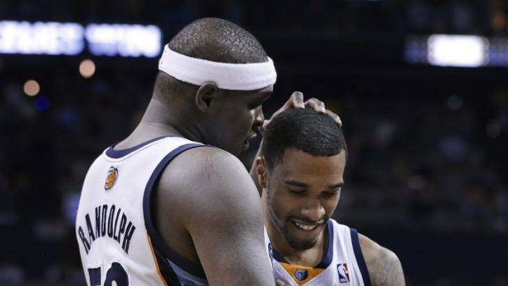Grizzlies forward Zach Randolph, left, congratulates Courtney Lee after Lee sank a free throw in the final seconds of the Grizzlies' 98-95 overtime win over the Thunder.