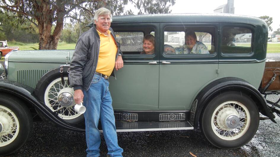 Rod Harveyson was pleasantly surprised when his cousins Jeanette Harmer from Young and Narelle Barrett from Kincumber were part of the Dodge Bros Car Rally when it hit town on October 13. Rod’s father Tom and the girl’s father Arthur are brothers.