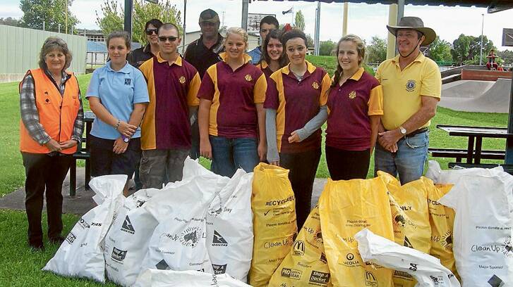 Volunteers at Grenfell's 2014 Clean Up Australia Day. 