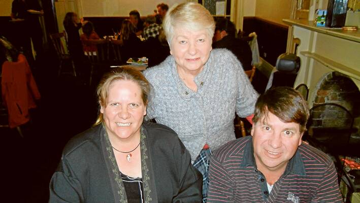 Kellie Simpson (F L) enjoyed an evening out to dinner with her mother Sue and brother Grant on her recent visit home. 