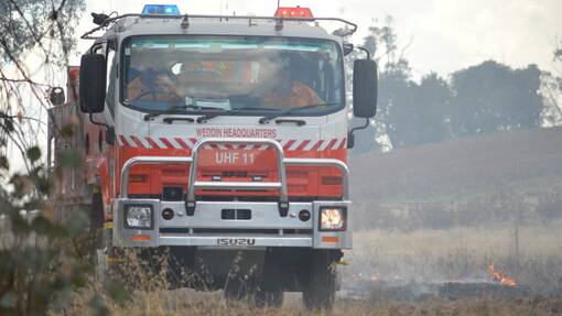 Weddin Rural Fire Service controlled burn training exercise on the Gooloogong Road.  