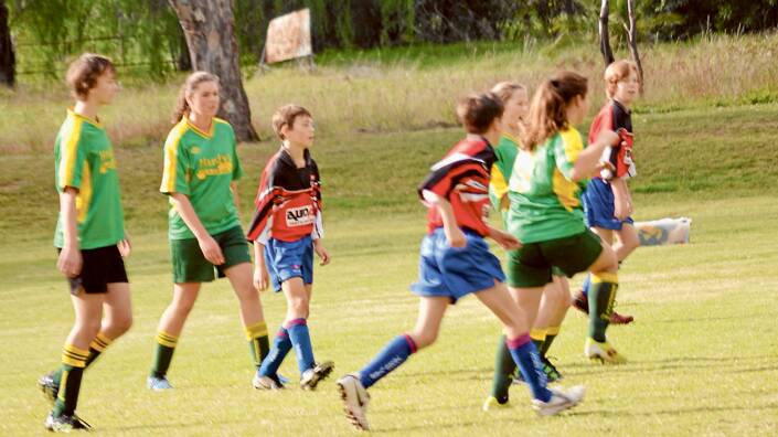 Jessica Pereira leads Hardy’s Garage under 14’s charge last Saturday in their game against Young Auto Pro at Lawson Park.
 