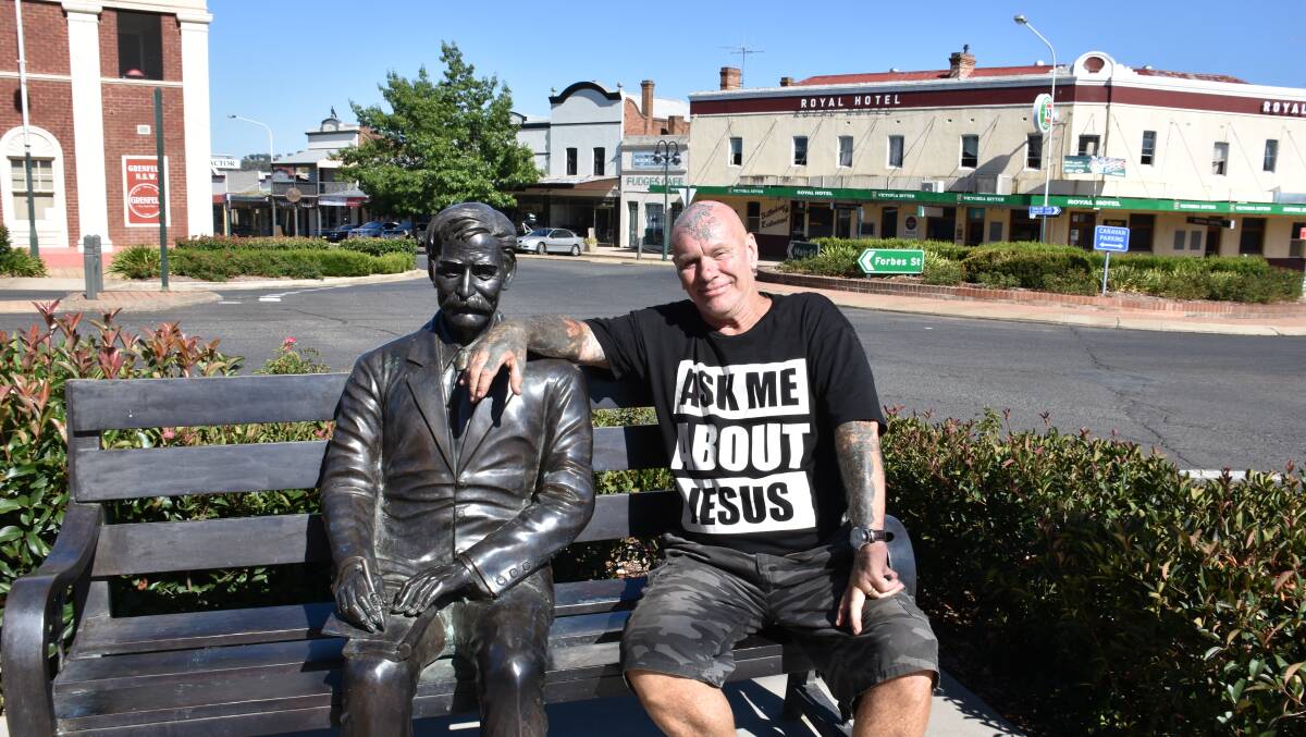 Kevin 'Mad Dog' Mudford getting acquainted with Henry Lawson in Grenfell this week.