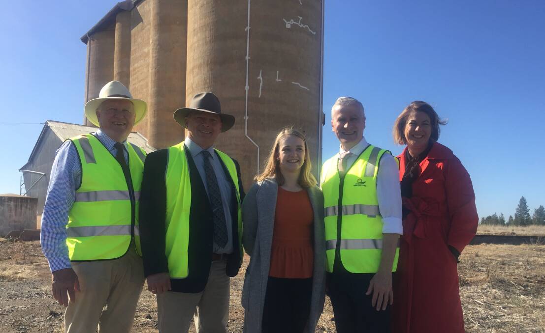 Parliamentary Secretary for Western NSW Rick Colless, 
Weddin mayor Mark Leibich, Nationals candidate for 
Orange Yvette Quinn, member for Riverina 
and Deputy PM Michael McCormack and 
NSW Roads Minister Melinda Pavey.