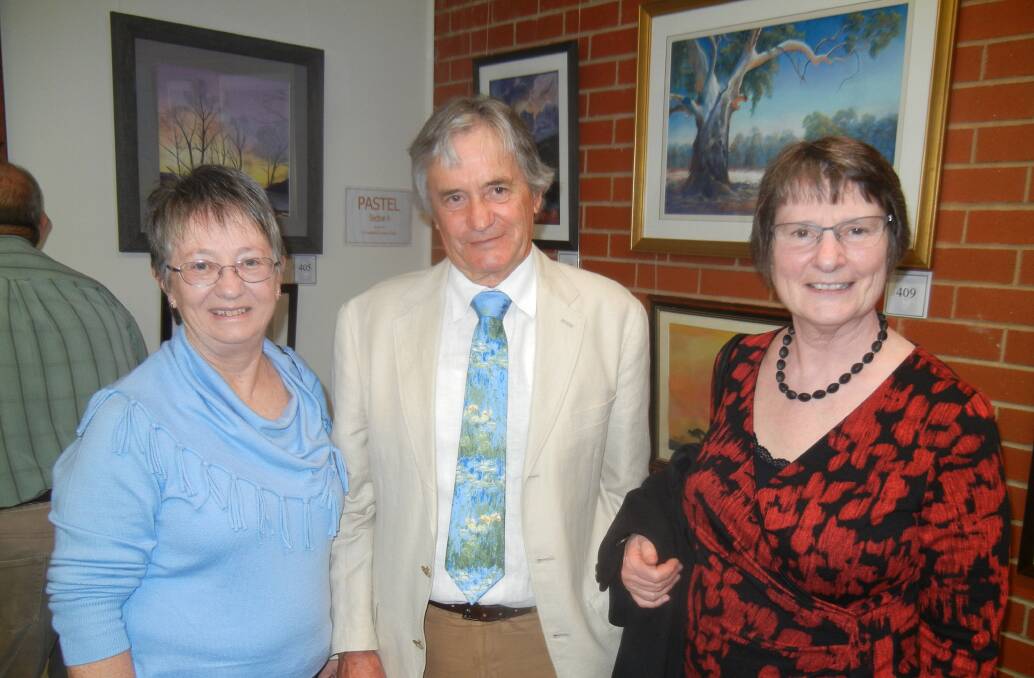 Gwen Bullock (L) with art judge Glen Morton and his wife Fiona. 
