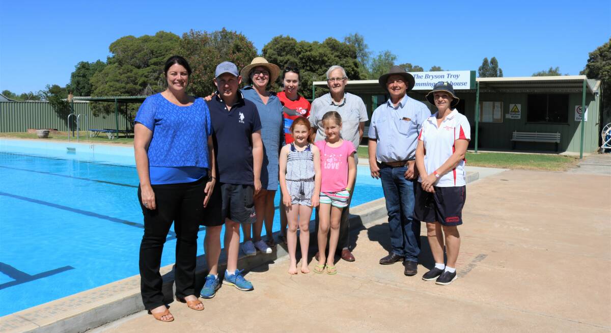 Clr Carly Brown, Jeremy Tancred groundskeeper, Jen Kelly president Quandialla pool committee, Mel Causer lifeguard, Bryson Troy, Weddin Shire mayor Mark Liebich & Kim Broomby. (f) Eve Napier & Summer Dixon. Supplied 