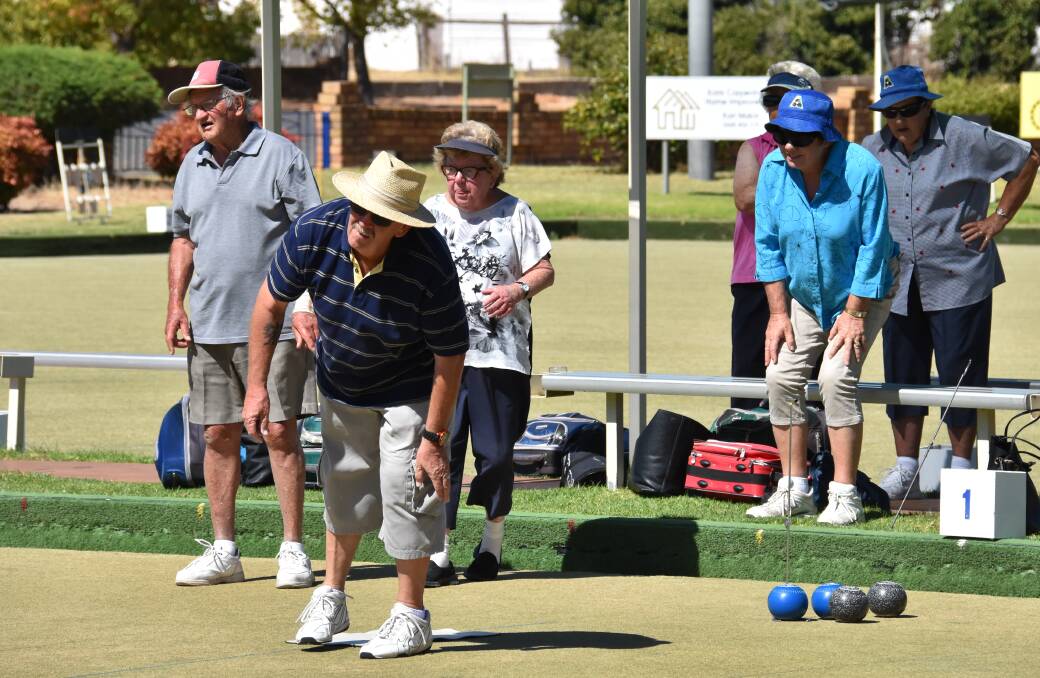 Grenfell social bowlers enjoying the beautiful weather on the greens recently. 
