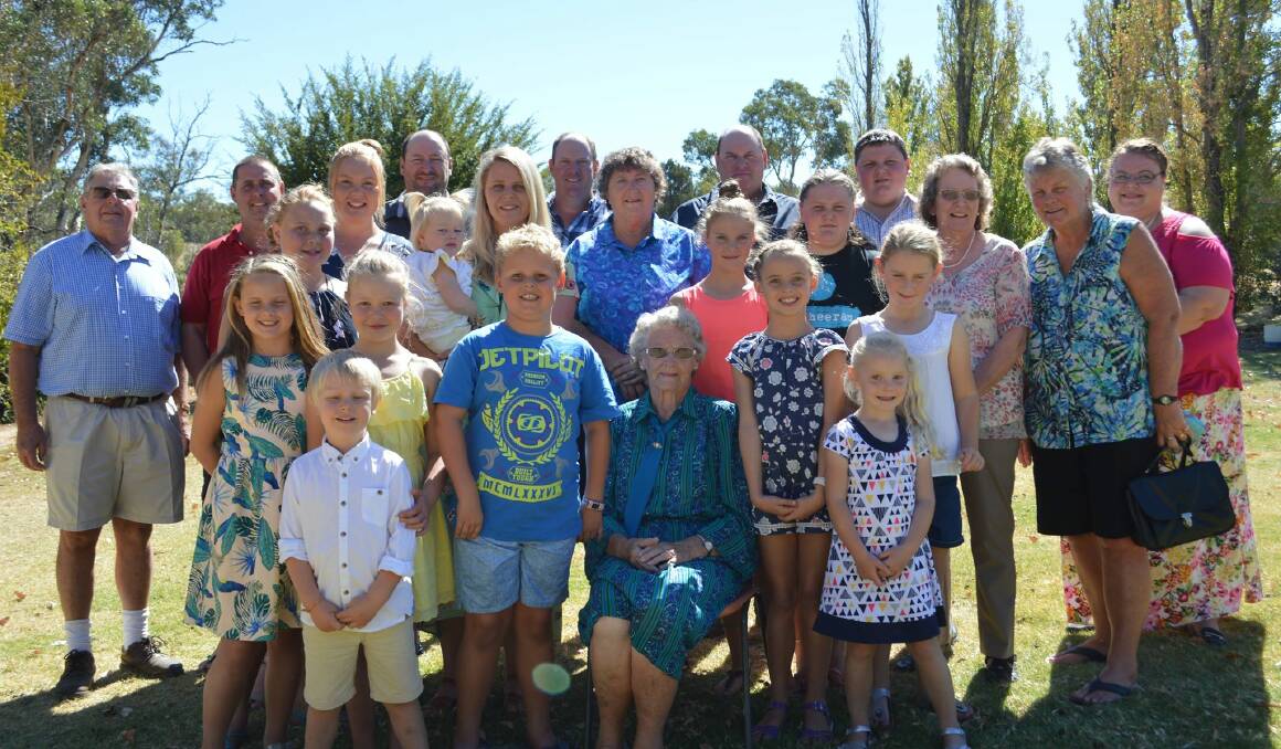  Mavis Drogemuller surrounded by (almost) her whole family. 