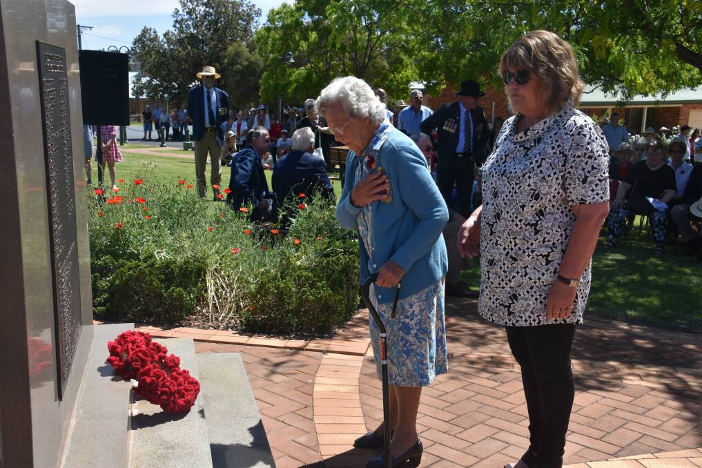 Ex-service woman Ted Simpson with her daughter Cathie laying a wreath on behalf of returned veterans.