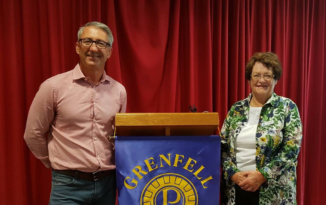 Janice Hunter thanks Guest Speaker, Brendan Hayes, from Weddin Shire Council, at Grenfell Probus meeting. Photo Gwen Clark 