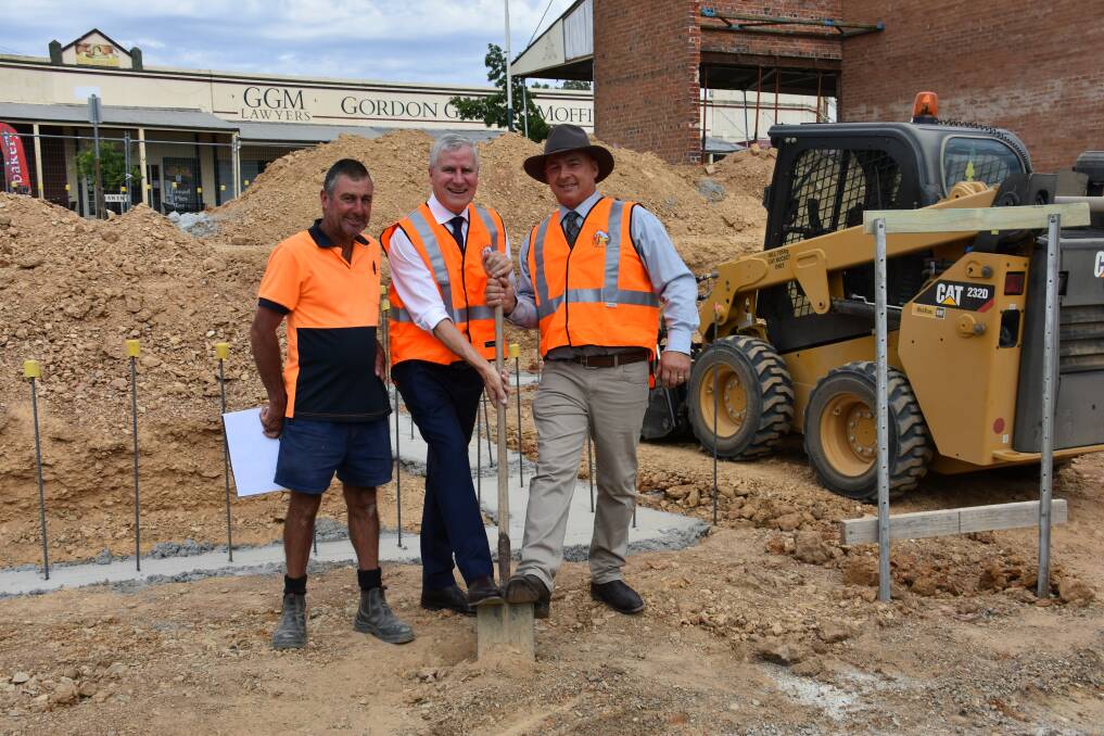 Site Manager John Anderson with Member for Riverina Michael McCormack MP and Weddin Shire Mayor Clr Mark Liebich. 