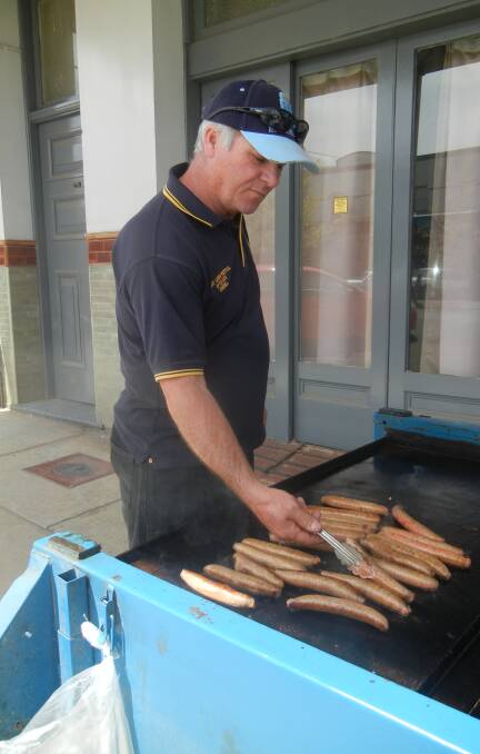 A huge thank you to Warren Chapman of Grenfell for cooking over 200 sausages at the Grenfell Record West End Stores Market Day last Saturday.