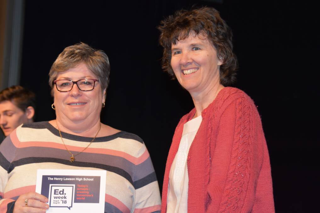 P&C president Beth Knight presents Colleen White with a certificate of appreciation for her outstanding service as school administration officer. 