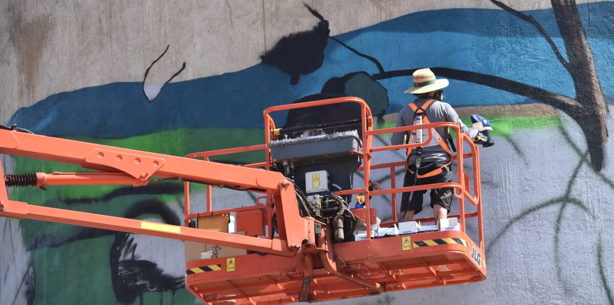 Heesco busy creating his masterpiece on the Grenfell silos.