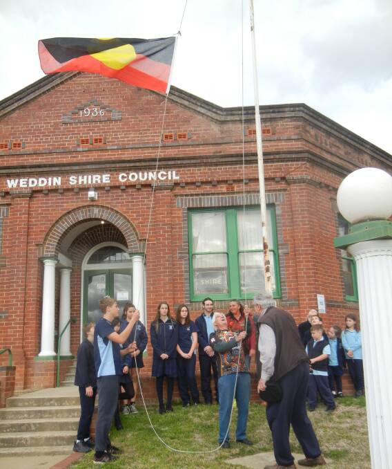 THLHS students and Grenfell's Terry Carroll raising the Aboriginal Flag. 