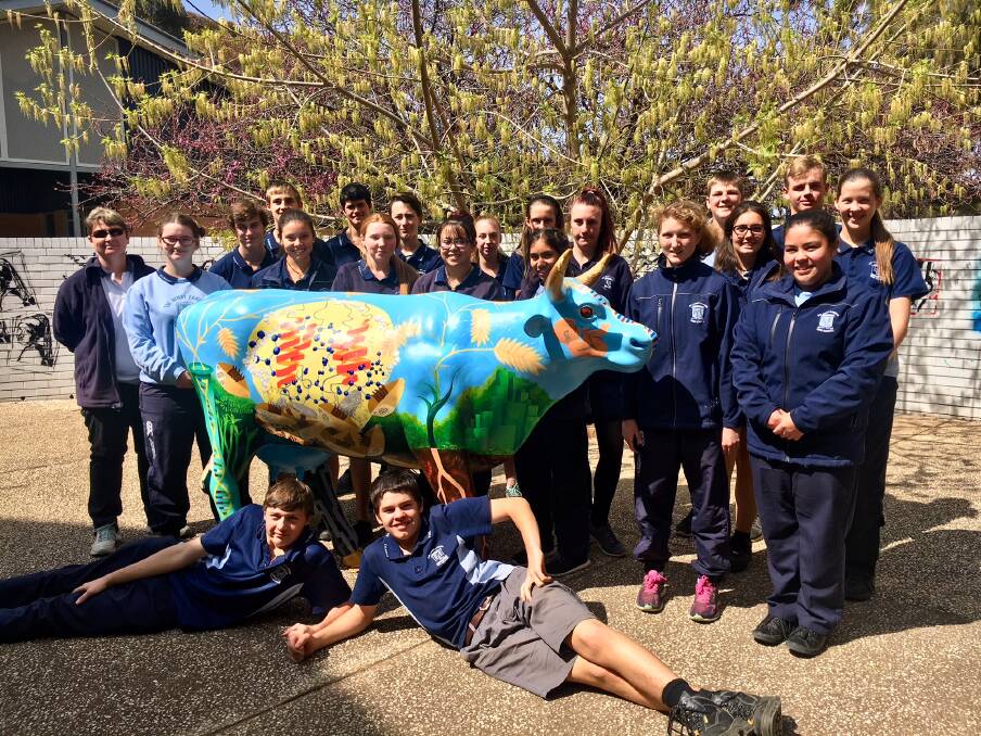 Mrs Reidy with THLHS students and their 2017 Archibull entry.  Photo THLHS.