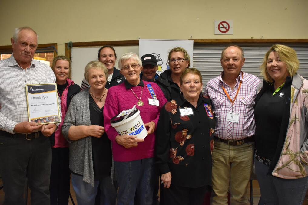 The Weddin Mountain Muster committee present members of the Grenfell branch of Royal Far West with a cheque for over $3,400.