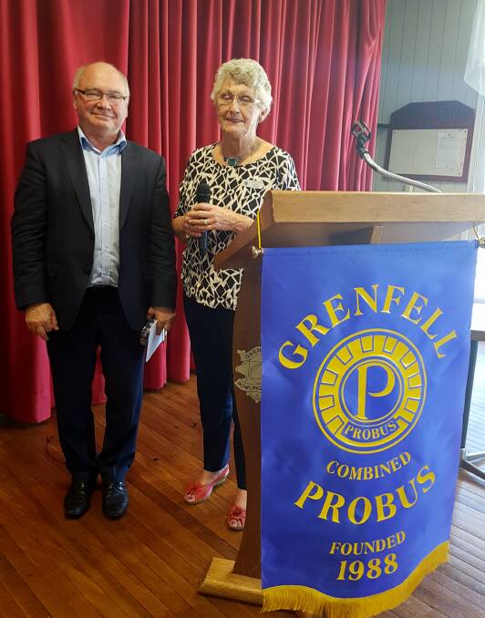 Guest Speaker, Peter Strong, is thanked by Gail Smith. Photo E Pereira.