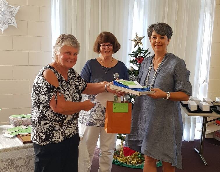 B Grade Champion is Sally Mitton (R) receiving her award from Val Forsyth and Virgina Drogemuller. Photo M Neill.