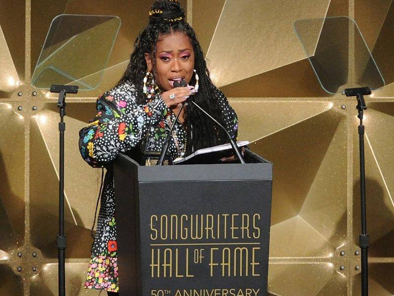 Missy Elliott has broken down in tears as she was inducted into the Songwriters Hall of Fame.