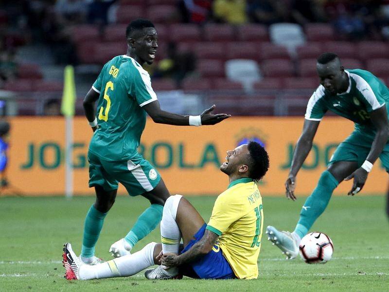 PSG striker Neymar has hurt his thigh in Brazil's 1-1 draw with Nigeria in Singapore.