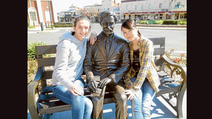 Sanne Carroll from Canberra with her Lions Exchange Student sister Mako Koyanagi from Japan having a chat with Henry Lawson on their visit last weekend.
 